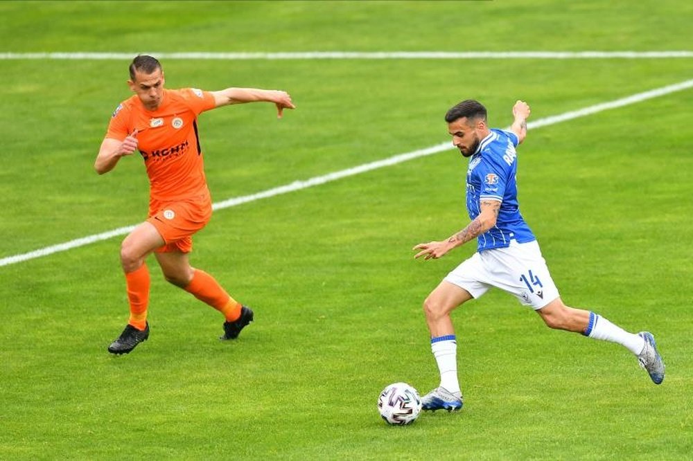 Dani Ramírez, de penalti, salva al Lech Poznan de la derrota. EFE