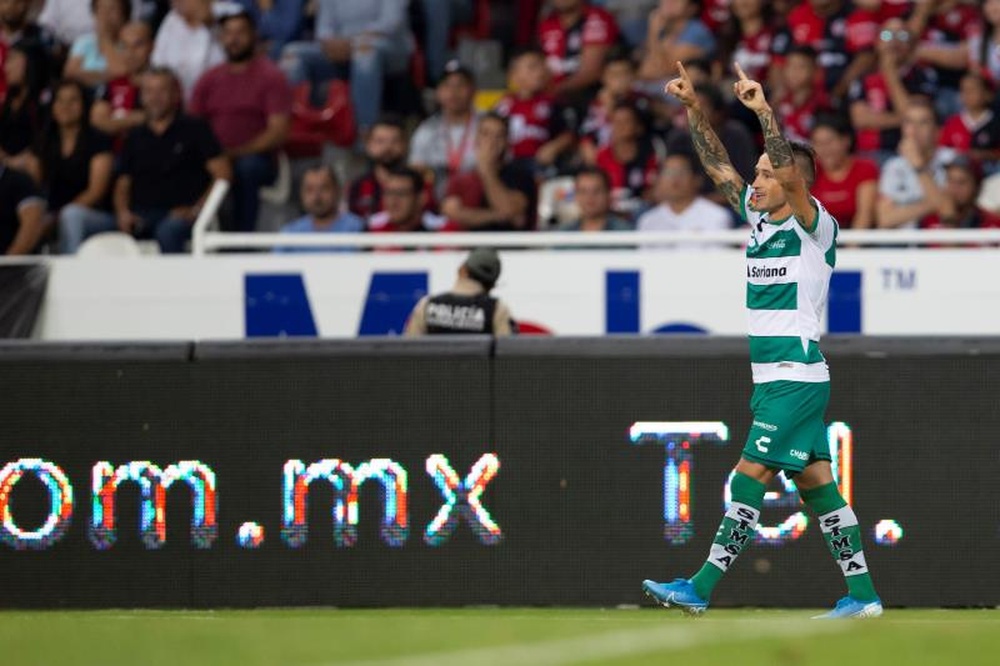 Brian Lozano se rompe la tibia y el peroné. EFE
