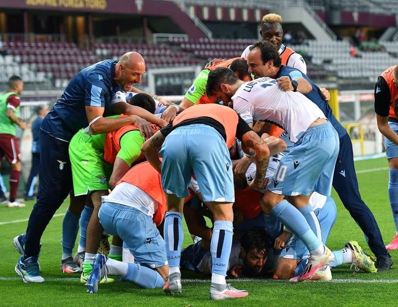 La Lazio remonta y presiona a la Juve