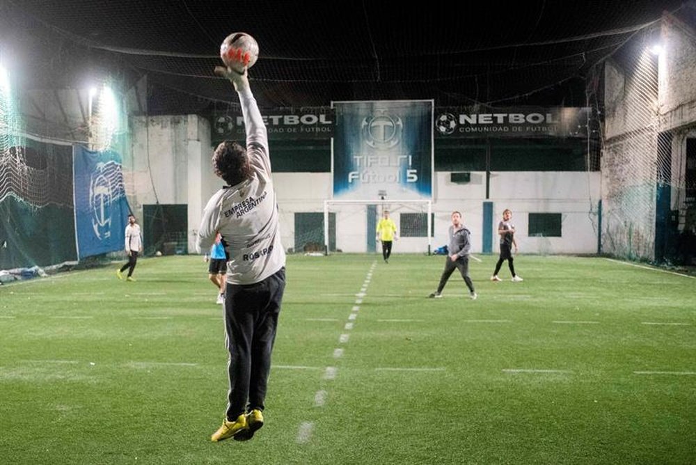 Un futbolín humano con distancia social, alternativa en Argentina. EFE