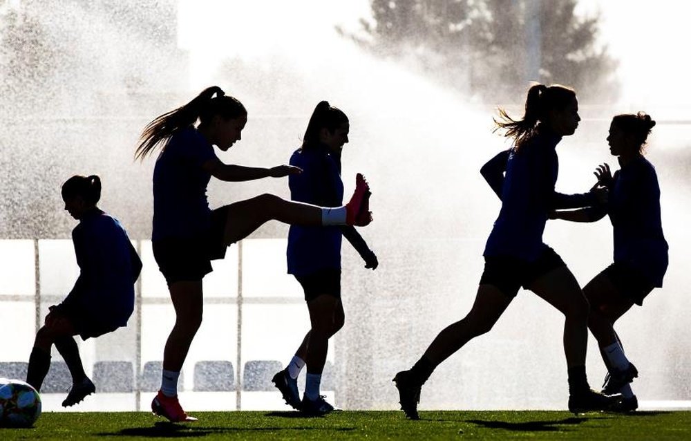 'Banco Santander' y 'AGM Educación' fomentan con becas el fútbol femenino. EFE