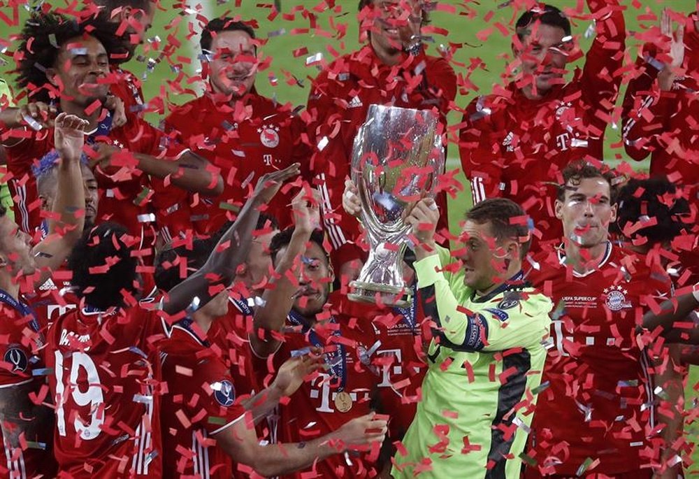 Neuer levantó la Supercopa al cielo de Budapest. EFE