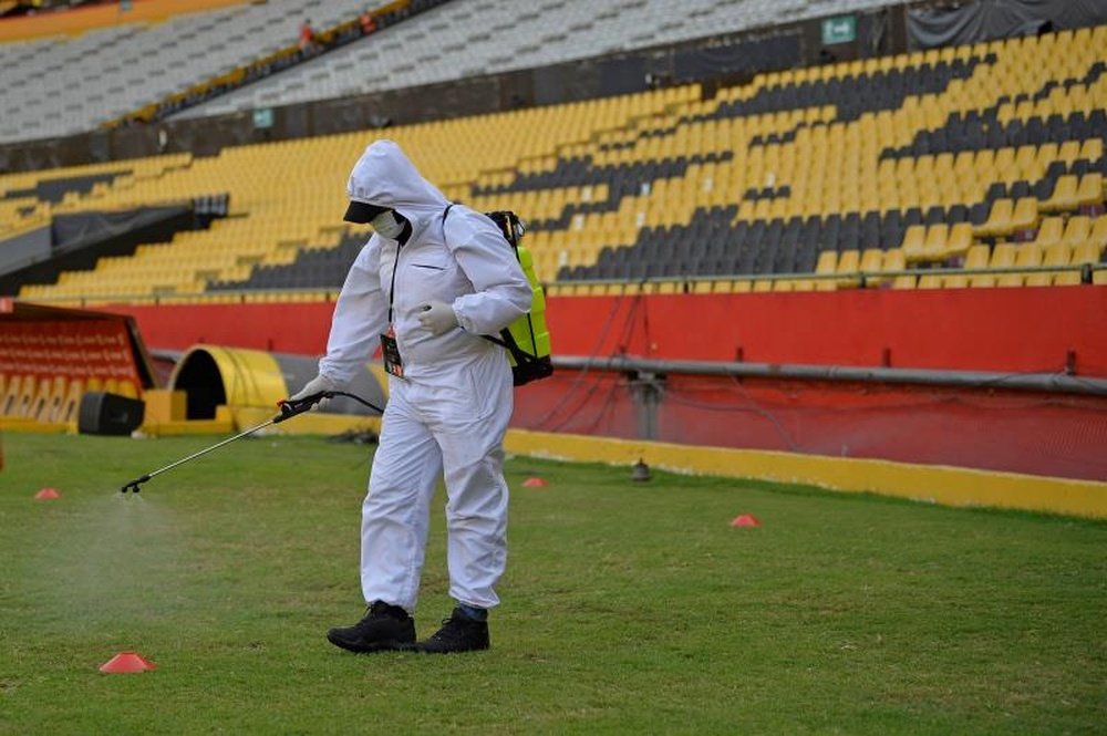 Ecuador suspenderá el fútbol hasta el 14 de octubre y aumentará los controles. EFE