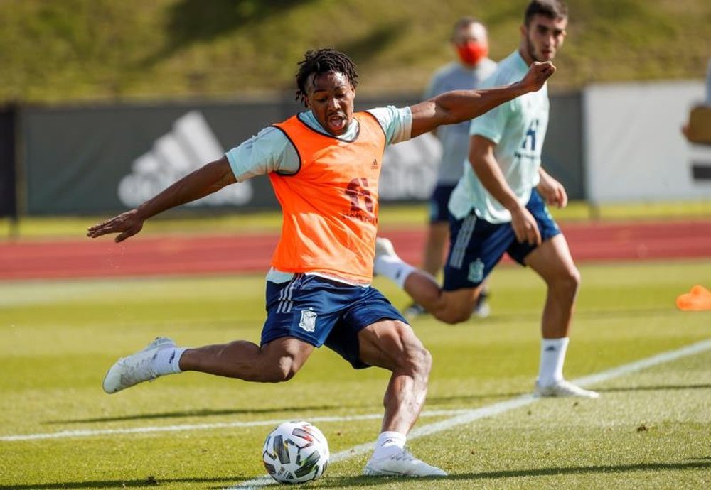 Adama Traoré utiliza aceite para bebés en sus músculos. EFE/RFEF