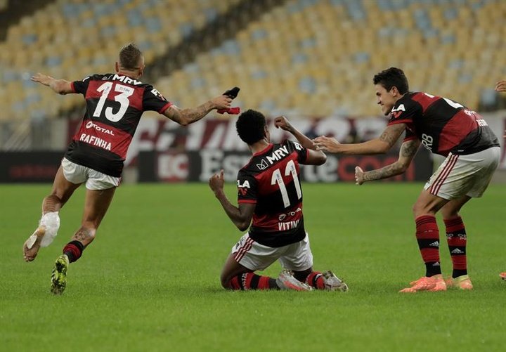 Flamengo remonta e iguala a Atlético Mineiro en la cima