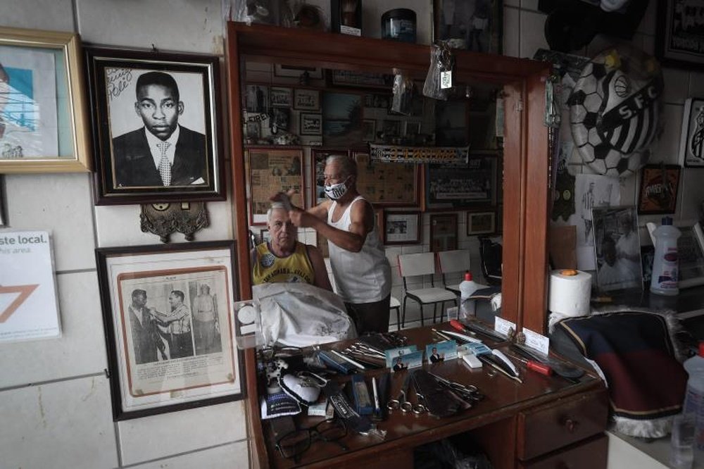 Pelé lleva más de medio siglo yendo al mismo peluquero. EFE