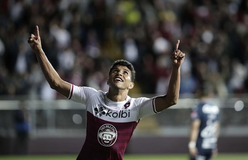 Venegas firmó una noche espectacular e hizo los cuatro goles de Saprissa. EFE