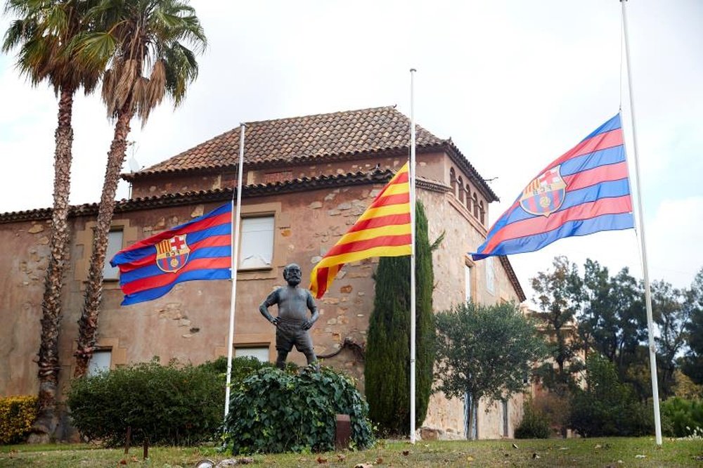 Banderas a media asta en el Barça. EFE