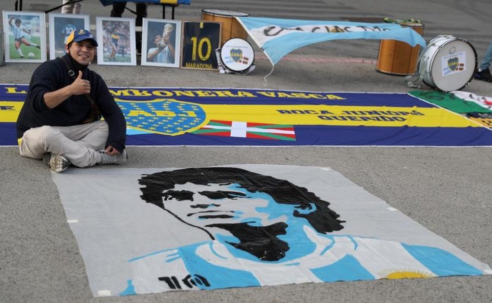 Maradona, homenajeado en San Mamés. EFE