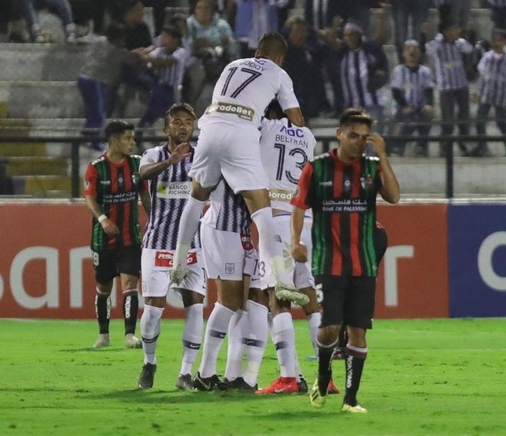 Alianza Lima se juega su puesto en la máxima categoría peruana. EFE
