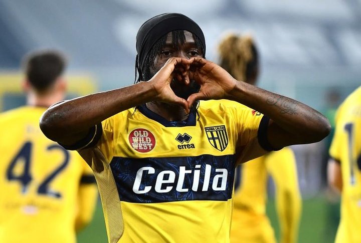 Gervinho saca al Parma del descenso