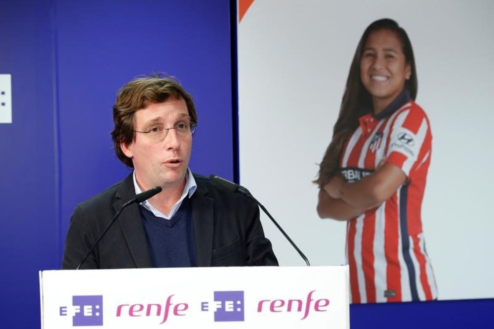 Almeida quiere ver mejorar al fútbol femenino. EFE