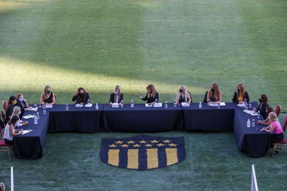 Once mujeres hacen historia en el fútbol de Uruguay. EFE