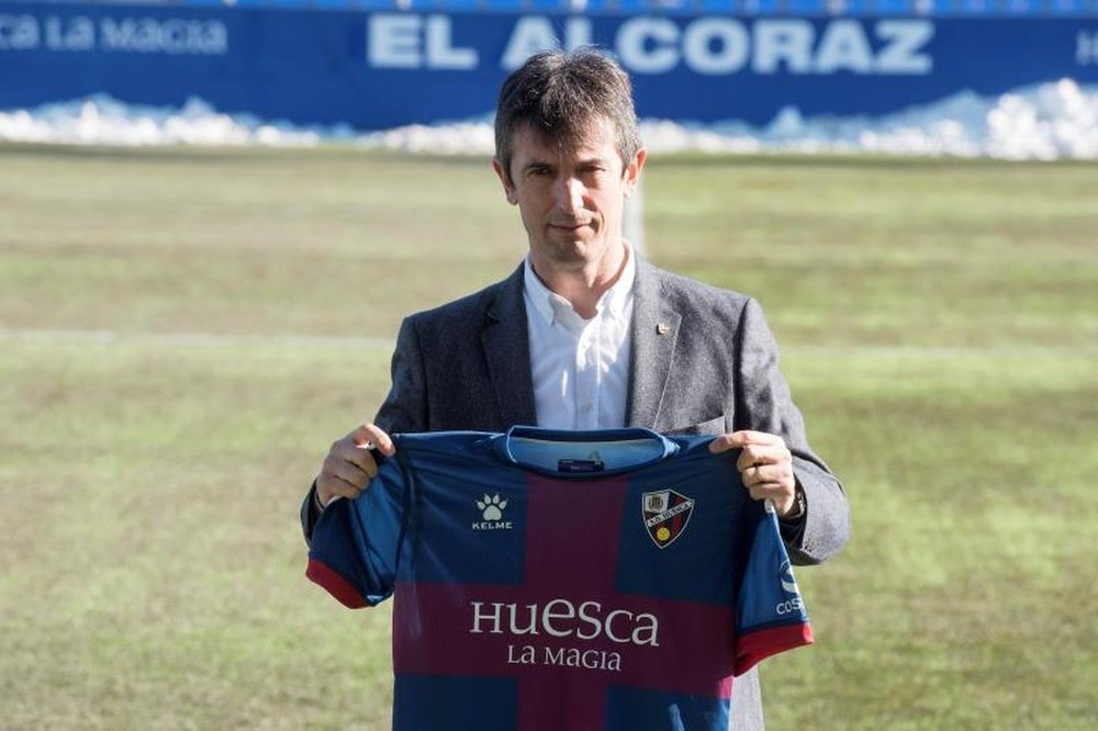 Pacheta dio su primera rueda de prensa como entrenador de la SD Huesca. EFE