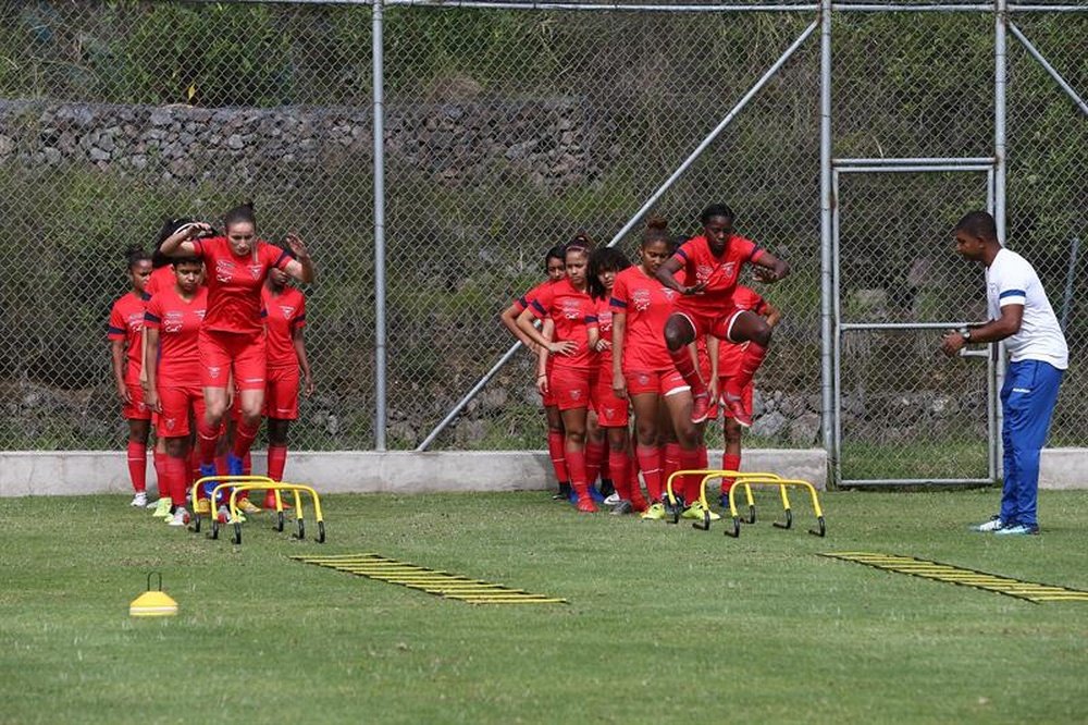 El fútbol femenino se prepara en Ecuador. EFE