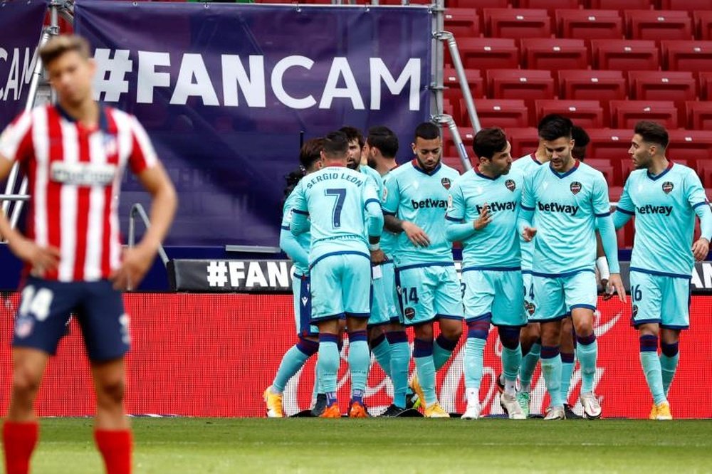 El balón tocó primero en Felipe y luego en Hermoso. EFE
