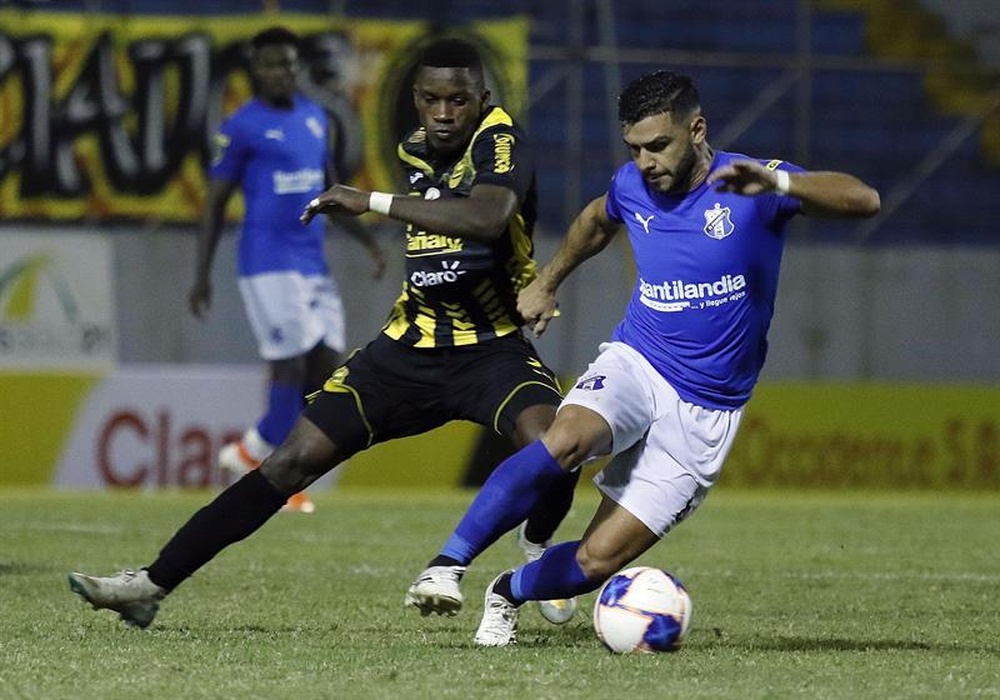 Yustin Arboleda impulsa a Arboleda. EFE