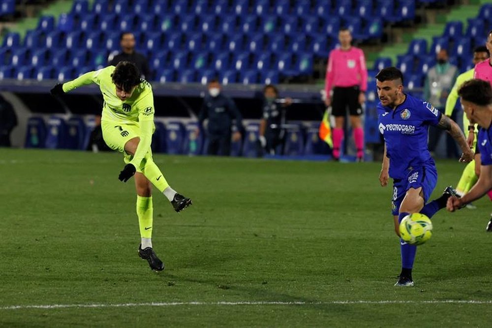 Joao Félix vio la quinta amarilla y no estará ante el Alavés. EFE