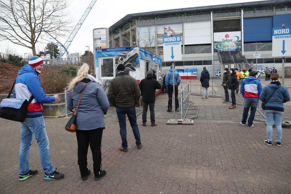 Los aficionados del Hansa Rostock volvieron al estadio con cuentagotas. EFE/EPA