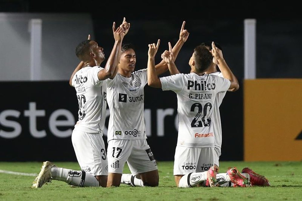 Santos venció 5-0 a The Strongest. EFE