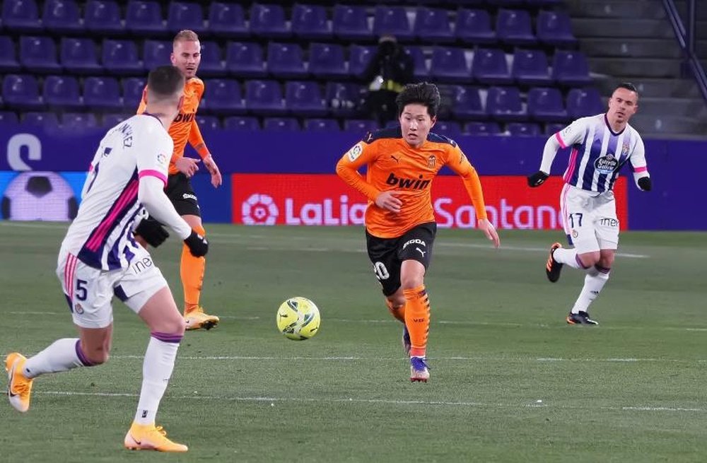 El Valencia certificaría media salvación con una victoria ante el Valladolid. EFE/Archivo