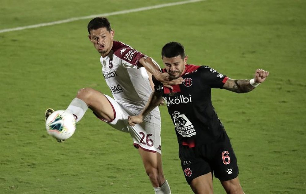 Alajuelense-Saprissa y Santos-Herediano, las 'semis' del fútbol en Costa Rica. EFE