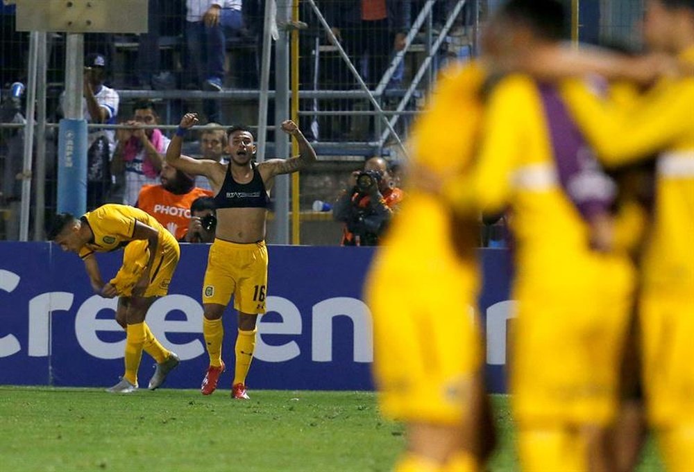Rosario Central goleó 5-0 a Huachipato. EFE