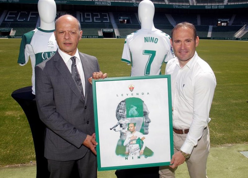 Nino fue homenajeado por última vez sobre el verde del Martínez Valero. EFE