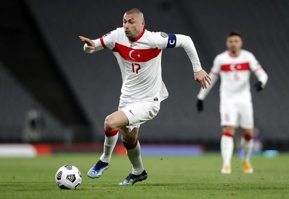 Burak Yilmaz es uno de los jugadores mas destacados de Turquía. EFE