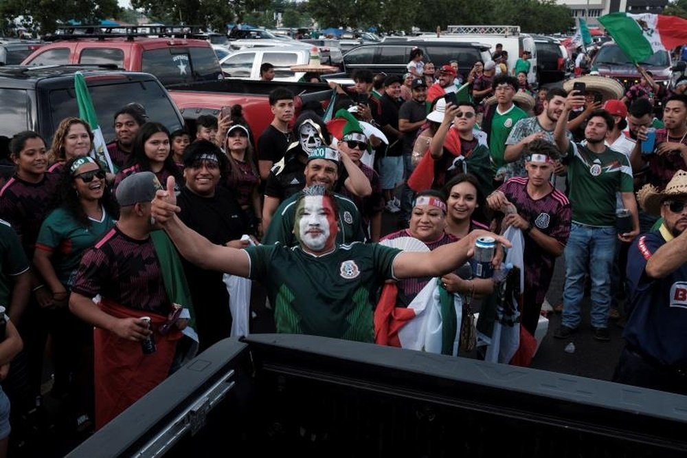 Las mujeres piden más igualdad económica en el fútbol mexicano. EFE