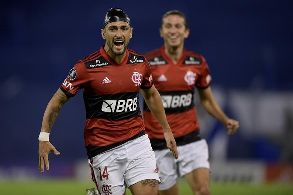 Flamengo empieza a reducir distancias; Corinthians vuelve a caer. EFE