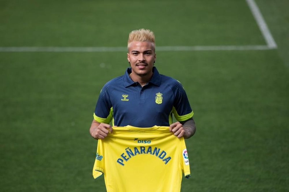 Peñaranda admitió la culpa por su polémico pasado en la presentación con Las Palmas. EFE