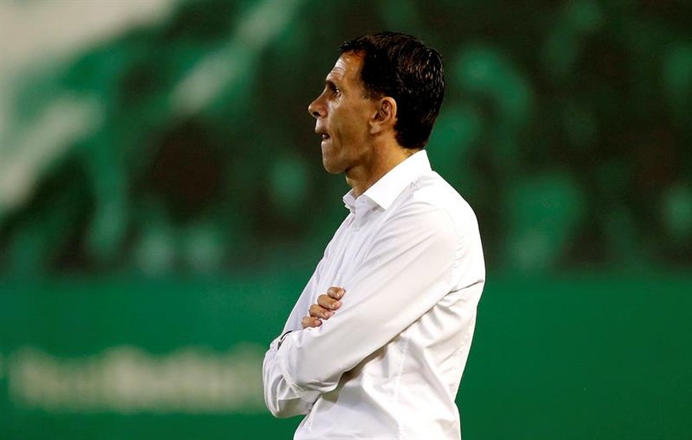 Gustavo Poyet, entrenador del club chileno de fútbol Universidad Católica. EFE/Julio Muñoz/Archivo