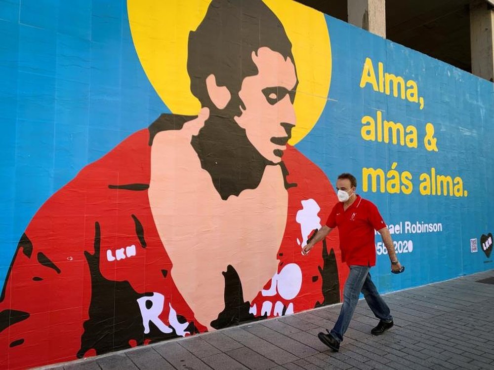 El artista callejero LKN homenajeó a Robinson con este mural. EFE