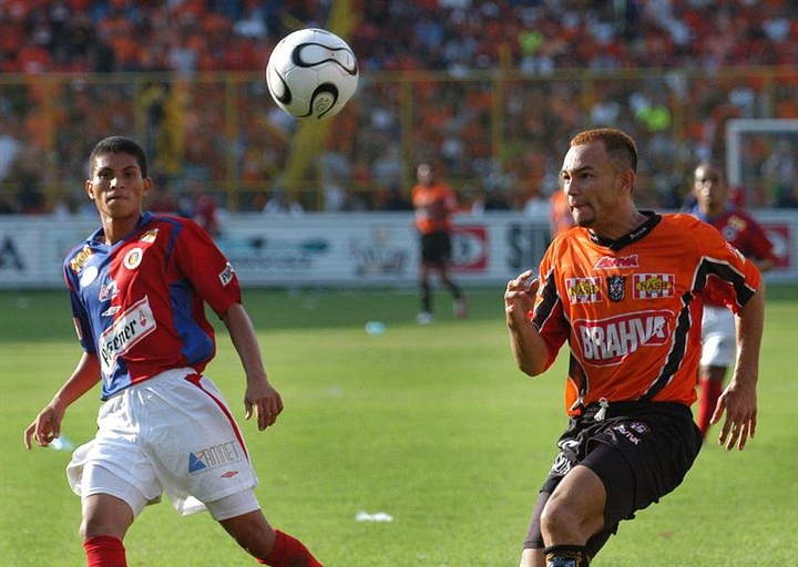 El clásico salvadoreño marcará la jornada del Apertura Salvadoreño. EFE