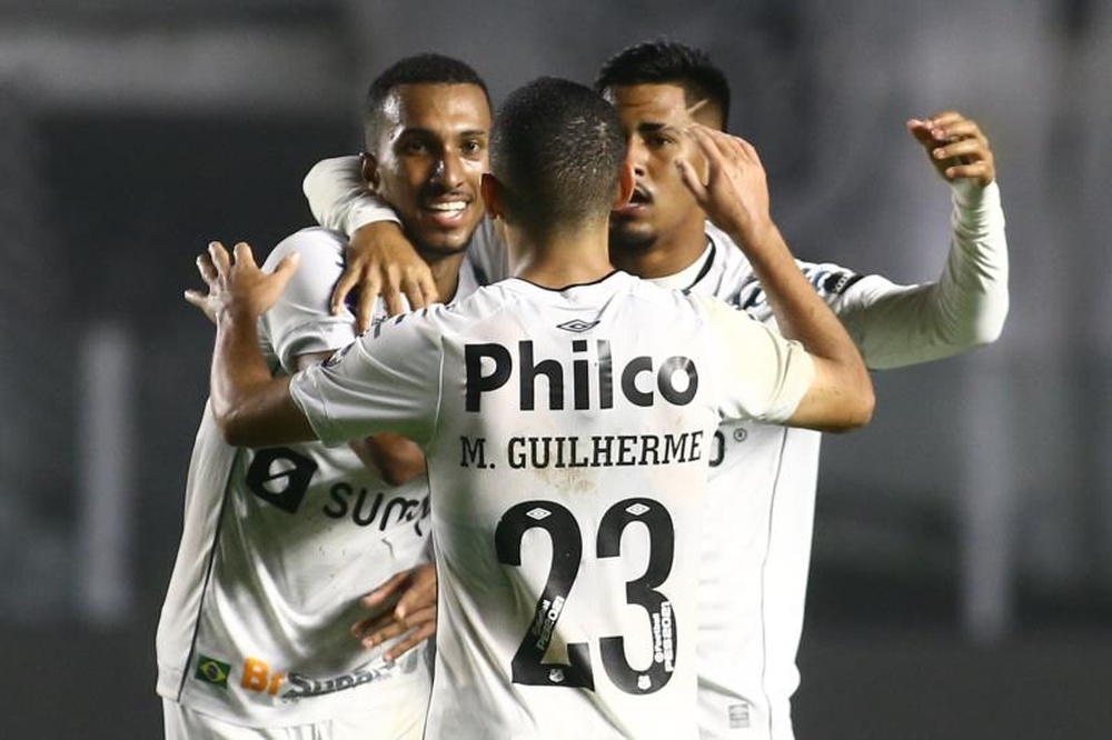 Santos se impuso a Libertad con un jugador menos. EFE