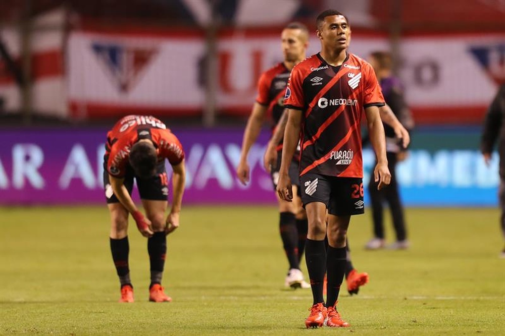 Paranaense, ante sus fantasmas y Liga de Quito. EFE