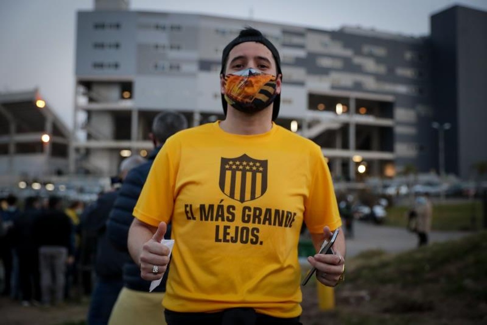 La locura tomó Uruguay con la vuelta del público a los estadios. EFE
