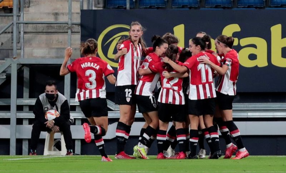 El Athletic alza su segundo Carranza. EFE/Román Ríos