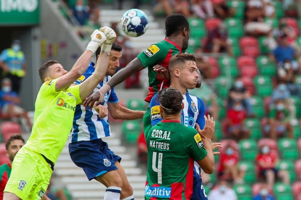 Portugal aumenta el aforo al 50% en los estadios. EFE