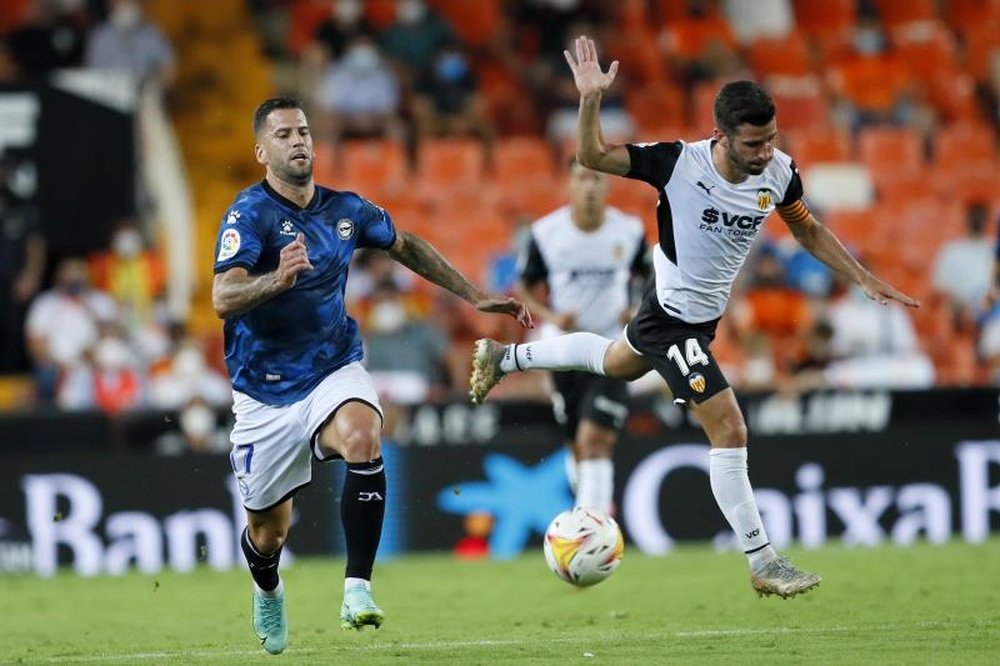 El Valencia goleó 3-0 al Alavés. EFE