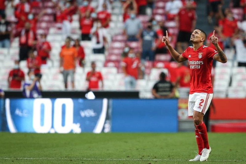 El Benfica remonta, firma el pleno y se coloca líder en solitario. EFE