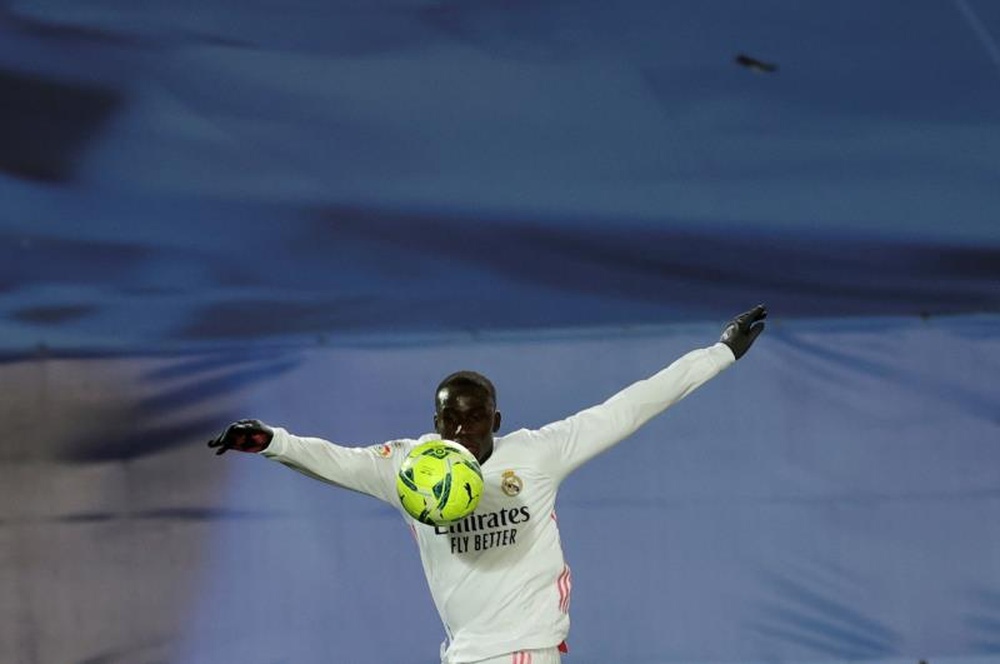 Mendy recupera la sonrisa en la sesión del Madrid. EFE/Juanjo Martín