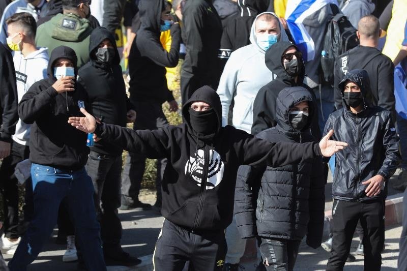 Moshe Hogeg se había propuesto limpiar el Beitar de Jerusalén de comportamientos racistas, pues se trata de un club con una afición ultranacionalista y antiárabe. Hastiado y desilusionado, ha puesto a la venta el club.