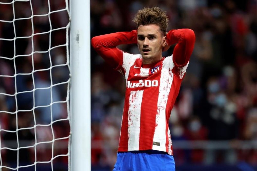 Antoine Griezmann volvió al Wanda entre pitos. EFE