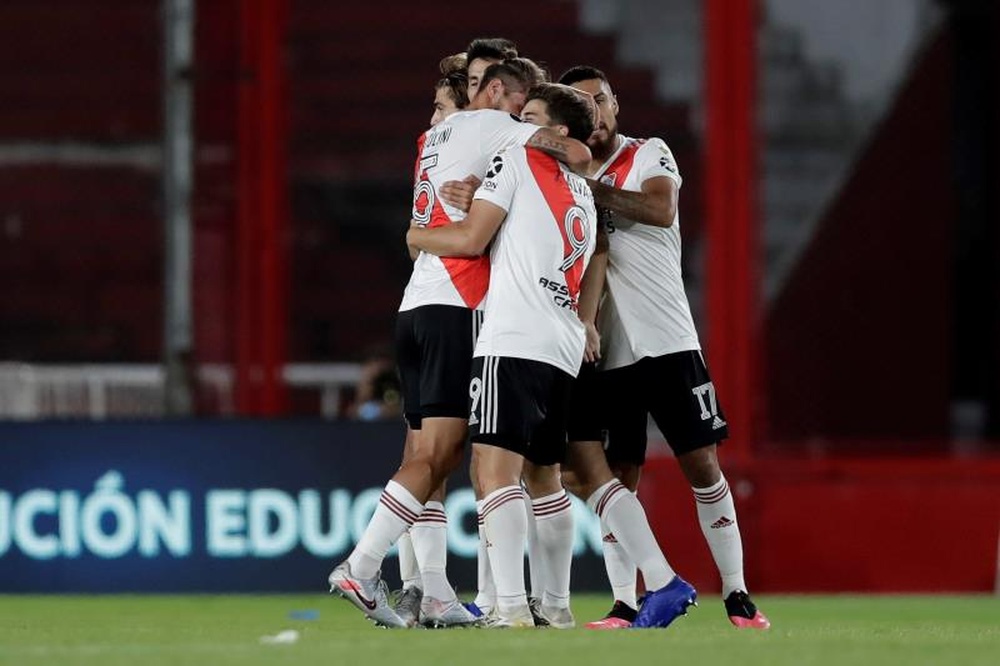 River Plate intentará arrebatarle el liderato a Talleres y Lanús. EFE