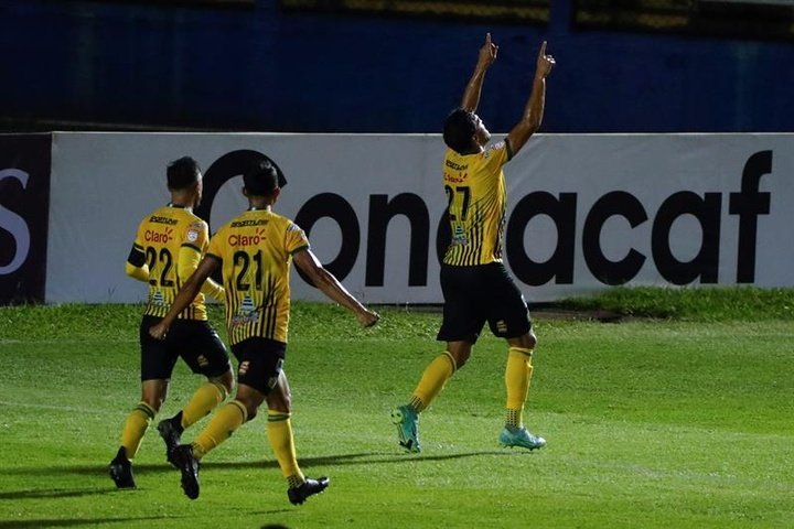 Alajuelense rescata un empate con un gol en propia