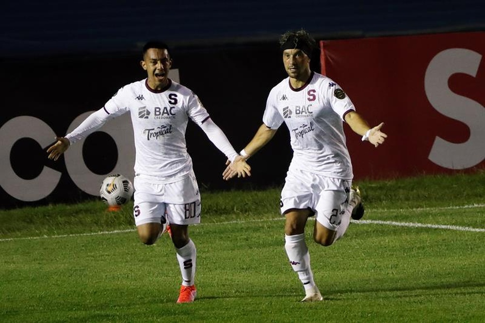 Saprissa busca su pase a los cuartos de final y evitar sorpresas ante el Santa Lucía. EFE