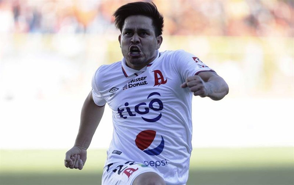 Alianza se relame las heridas de la Liga CONCACAF y alcanza la cima de El Salvador. EFE
