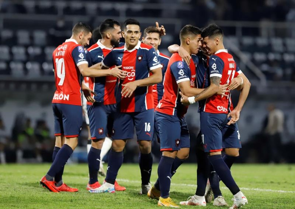 Cerro Porteño asalta el feudo de Libertad para aprovechar el regalo de Guaraní. EFE